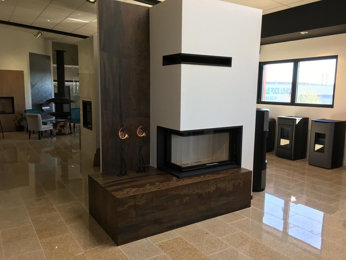 La gamme de poêles à bois et de foyers Romotop présente chez Cheminées Le Ray dans le Morbihan